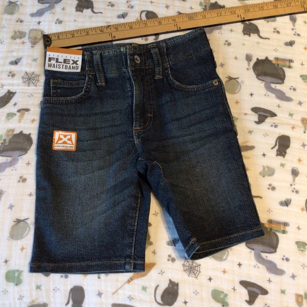 Boys athletic stretch waist band shorts.